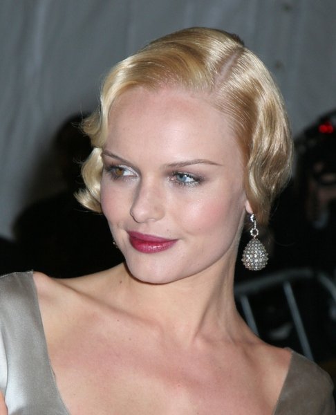 kate bosworth bob hairstyle. Kate Bosworth looks stunning with this short wavy ob hairstyle.